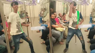 Man’s Hilariously Dull Dance In Kolkata Metro Reminds Netizens Of Delhi Metro Shenanigans | Viral Video